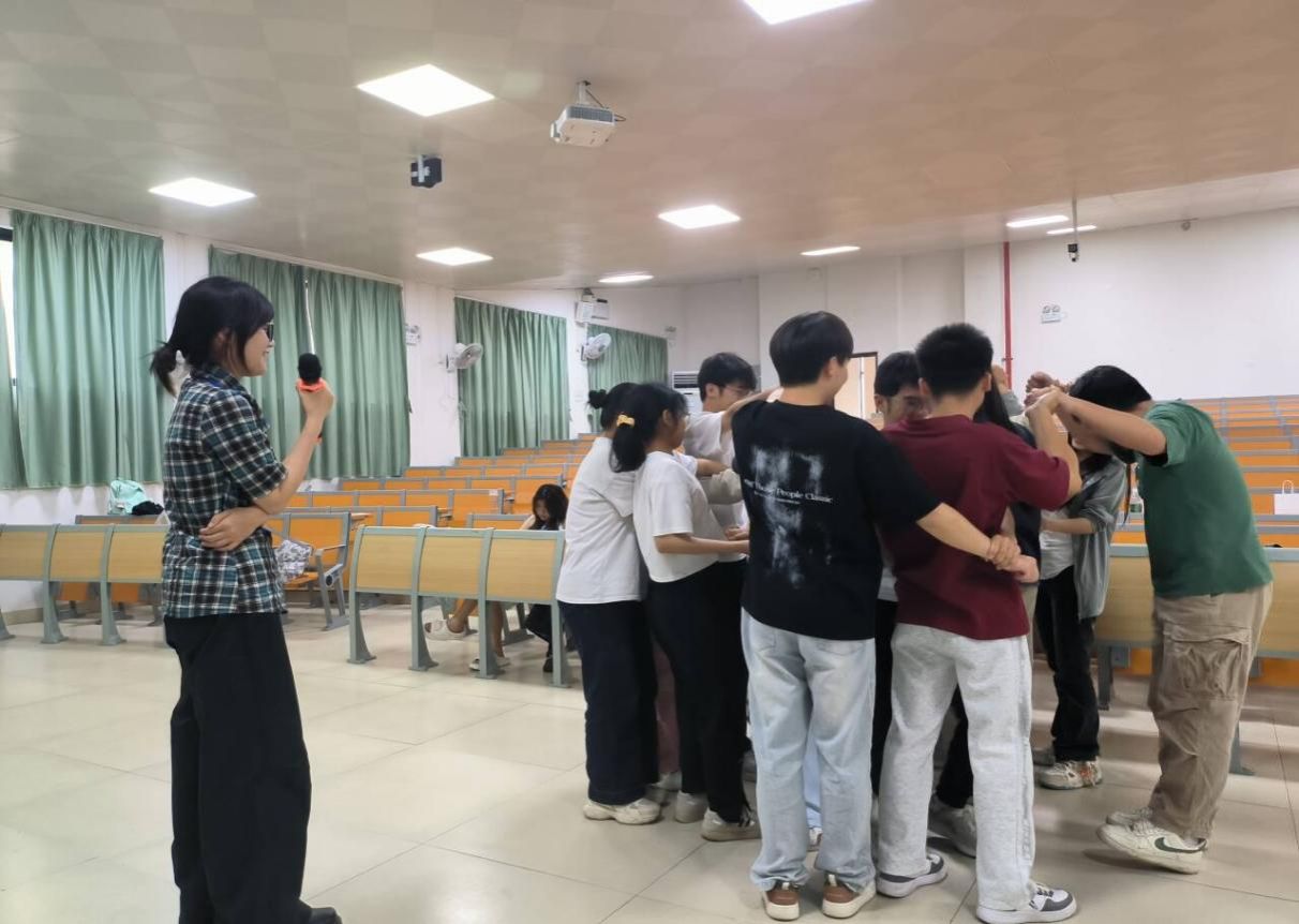 一群人站在室内 AI 生成的内容可能不正确。